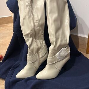 Brand new boots/ damaged, see last picture/ heels/zipper